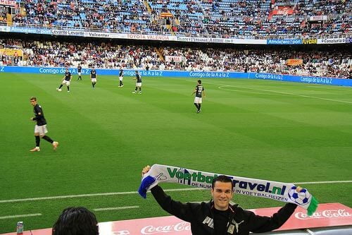Patrick Tukker in Mestalla stadion (sjaalactie)